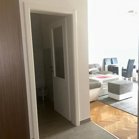 Lux - Bulevar Mira 34 *
